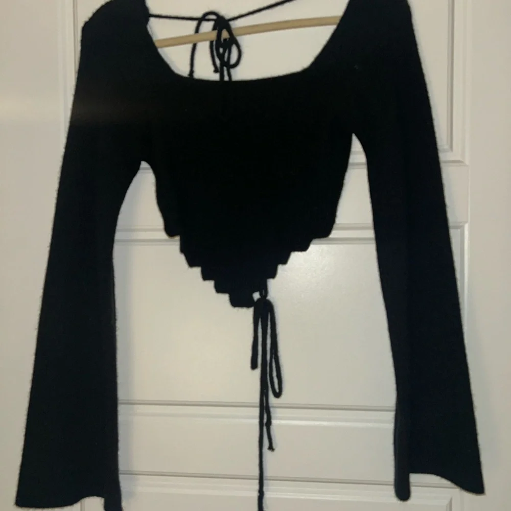Elegant Black Knit Women's cropped sweater - Picture 2 of 5